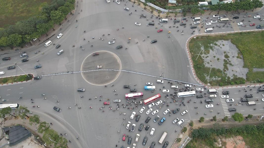 Theo phương án thí điểm, cấm các phương tiện đi thẳng theo hướng Mễ Trì – Châu Văn Liêm và ngược lại. Theo phương án thí điểm, cấm các phương tiện đi thẳng theo hướng Mễ Trì – Châu Văn Liêm và ngược lại.