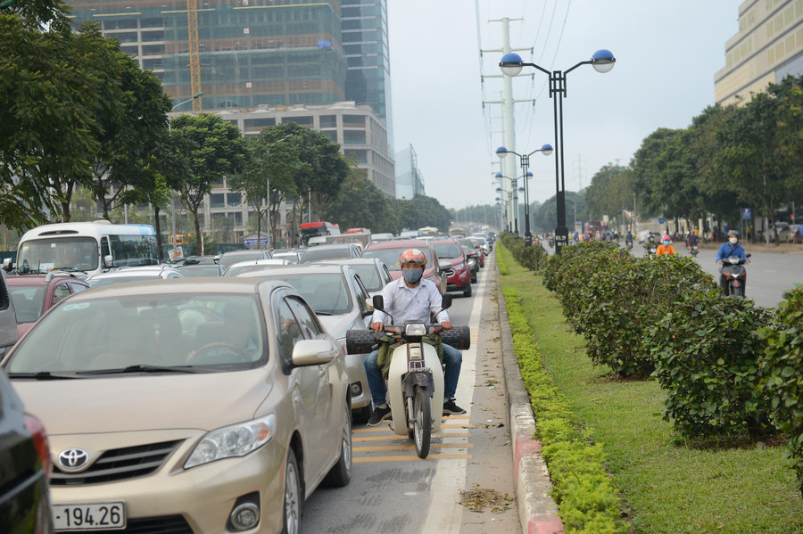 Các cơ quan chức năng đã đặt dải phân cách ngăn các phương tiện không đi thẳng trực tiếp từ Châu Văn Liêm đi Mễ Trì. Các cơ quan chức năng đã đặt dải phân cách ngăn các phương tiện không đi thẳng trực tiếp từ Châu Văn Liêm đi Mễ Trì.