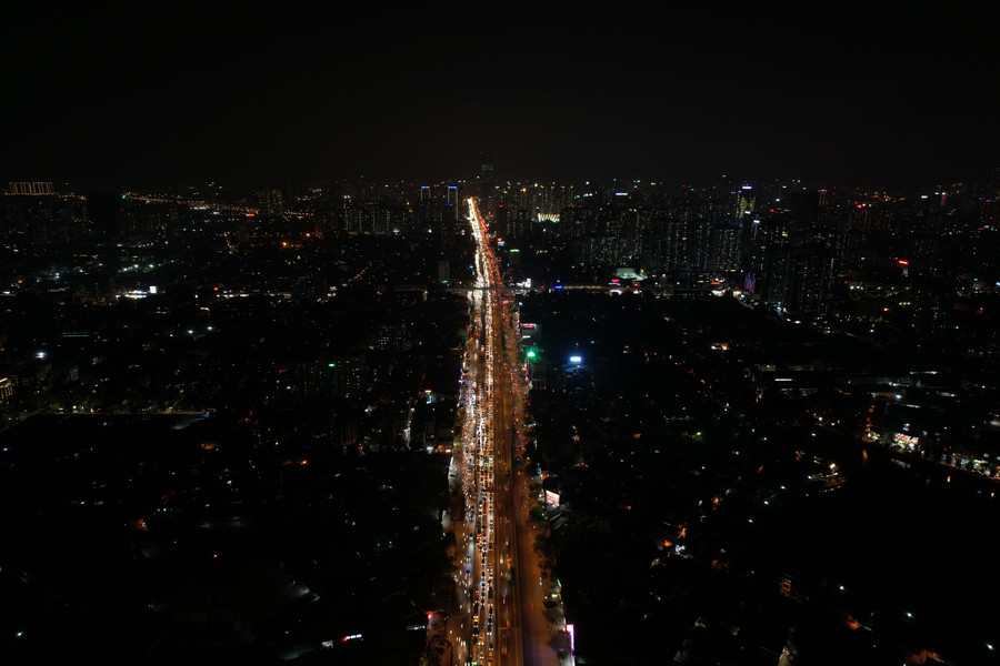 Vụ tai nạn đã khiến tuyến đường vành đai 3 trên cao ùn ứ kéo dài hàng km trong tối. Vụ tai nạn đã khiến tuyến đường vành đai 3 trên cao ùn ứ kéo dài hàng km trong tối.