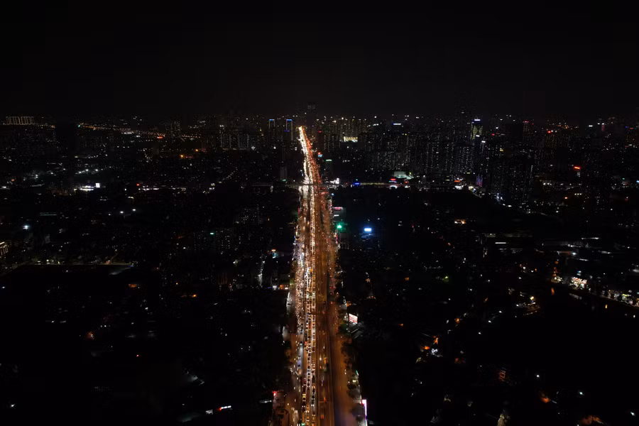 Vụ tai nạn đã khiến tuyến đường vành đai 3 trên cao ùn ứ kéo dài hàng km trong tối.