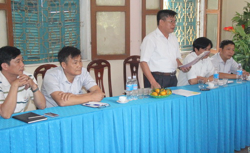 Ông Nguyễn Văn Hội – Hiệu trưởng nhà trường (đứng) cùng các Phó Hiệu trưởng và Trưởng Ban đại diện cha mẹ HS