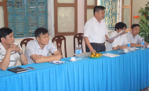 Ông Nguyễn Văn Hội – Hiệu trưởng nhà trường (đứng) cùng các Phó Hiệu trưởng và Trưởng Ban đại diện cha mẹ HS