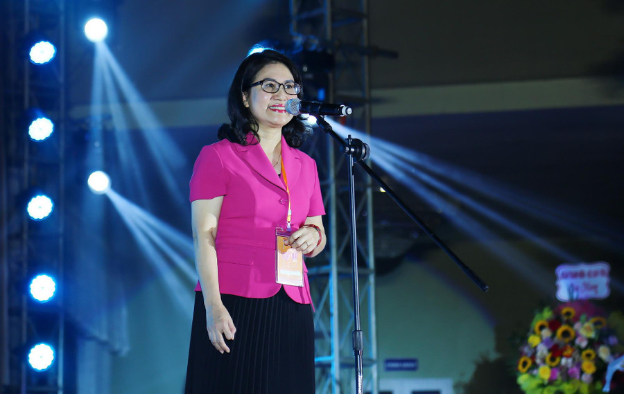 PGS TS Nguyễn Mai Hương - Bí thư Đảng ủy - Chủ tịch Hội đồng Trường ĐH Mở Hà Nội phát biểu chúc mừng tuổi trẻ nhà trường và khẳng định: Ban lãnh đạo cùng các Thầy, cô luôn tạo mọi điều kiện tốt nhất để nghiên cứu sinh, học viên, sinh viên phát huy tối đa năng lực của bản thân. PGS TS Nguyễn Mai Hương - Bí thư Đảng ủy - Chủ tịch Hội đồng Trường ĐH Mở Hà Nội phát biểu chúc mừng tuổi trẻ nhà trường và khẳng định: Ban lãnh đạo cùng các Thầy, cô luôn tạo mọi điều kiện tốt nhất để nghiên cứu sinh, học viên, sinh viên phát huy tối đa năng lực của bản thân.