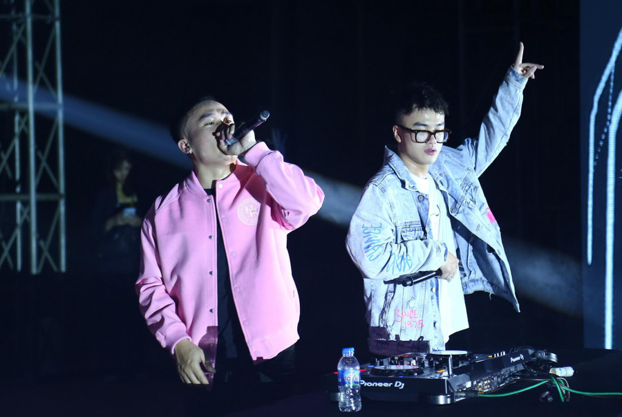 DJ DINO và MC WINO - ca sĩ khách mời đã có những tiết mục sôi động. DJ DINO và MC WINO - ca sĩ khách mời đã có những tiết mục sôi động.