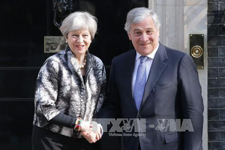 Chủ tịch EC Antonio Tajani trong cuộc hội đàm với Thủ tướng Anh Theresa May tại London ngày 20/4. Ảnh: AFP/TTXVN
