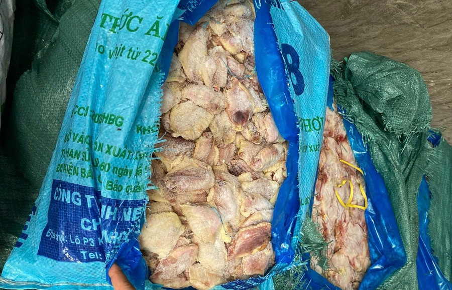Toàn bộ cánh gà đông lạnh được chứa trong các bao tải, màu sắc của hàng hóa đã biến đổi.