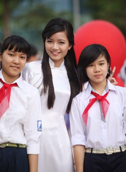 Cô Phan Hồng Anh cùng các học trò của mình. Ảnh: Internet