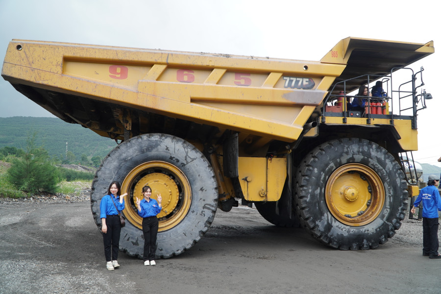 Sinh viên tham gia thực tế bên những cỗ máy di động khổng lồ trên mỏ lộ thiên. Sinh viên tham gia thực tế bên những cỗ máy di động khổng lồ trên mỏ lộ thiên.