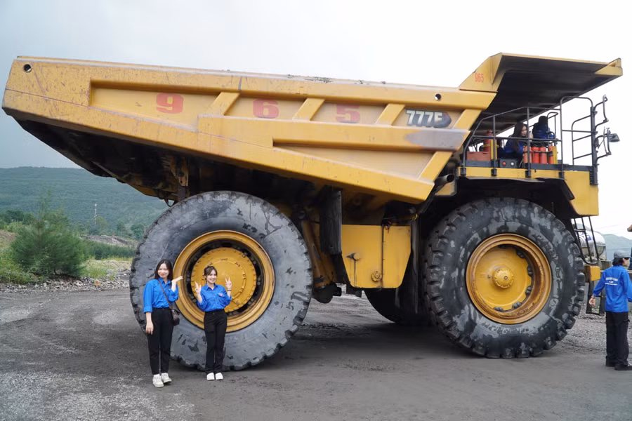 Sinh viên tham gia thực tế bên những cỗ máy di động khổng lồ trên mỏ lộ thiên.