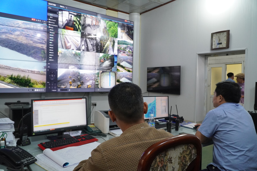 Bên trong phòng điều hành. Bên trong phòng điều hành.