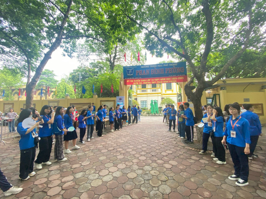 Trong kỳ thi vào lớp 10 THPT mỗi điểm thi bố trí từ 15 - 20 tình nguyện viên ngoài cổng trường tại buổi thi hỗ trợ các bạn học sinh. Trong kỳ thi vào lớp 10 THPT mỗi điểm thi bố trí từ 15 - 20 tình nguyện viên ngoài cổng trường tại buổi thi hỗ trợ các bạn học sinh.