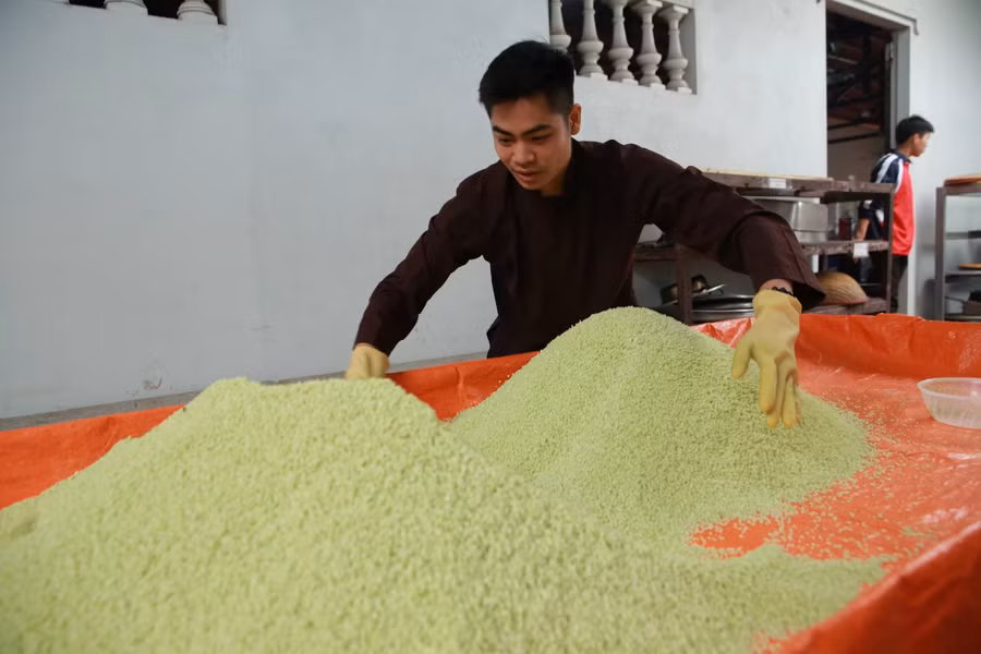 Người dân Thủ đô gói 10.000 bánh chưng chay gửi vào miền Trung ảnh 2