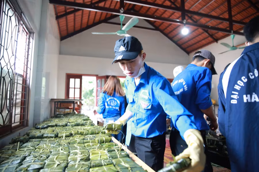 Người dân Thủ đô gói 10.000 bánh chưng chay gửi vào miền Trung ảnh 8