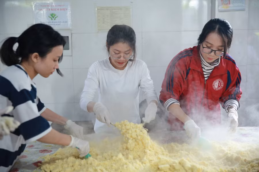 Người dân Thủ đô gói 10.000 bánh chưng chay gửi vào miền Trung ảnh 3