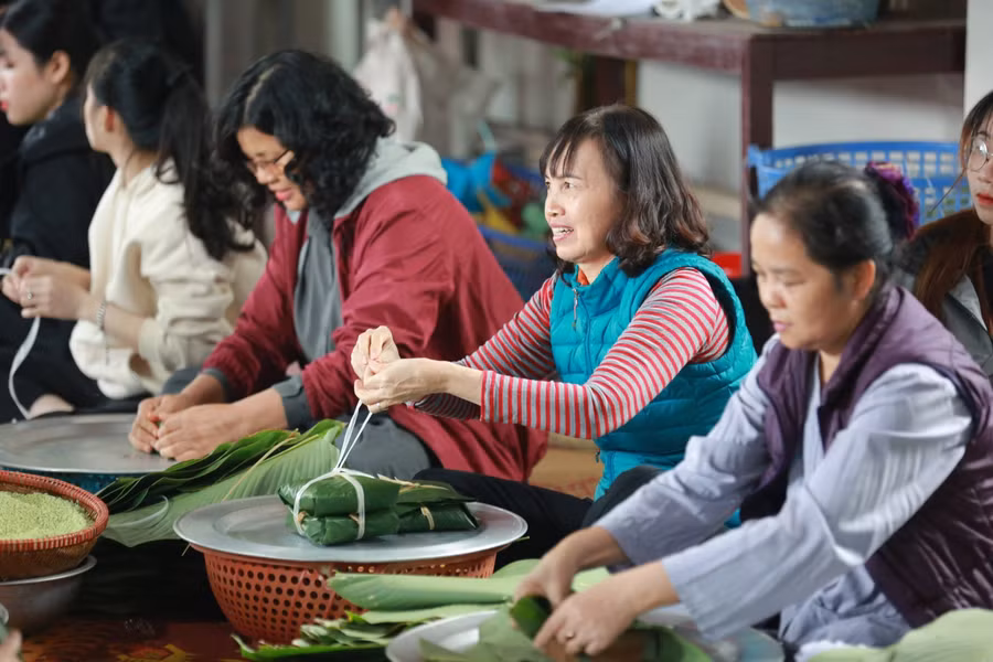 Mỗi người một công đoạn làm bánh.