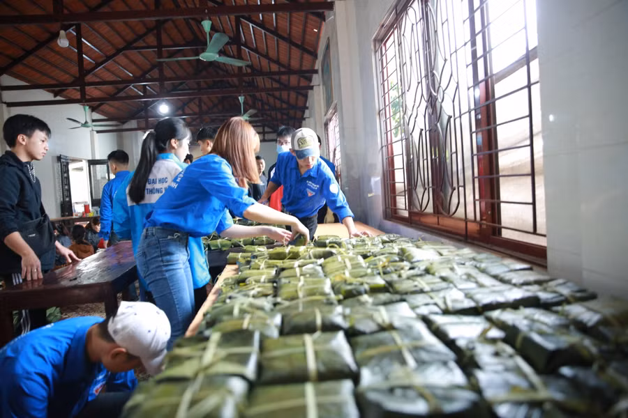 Với tinh thần "lá lành đùm lá rách" tại chùa Đình Quán, những ngày này hàng trăm tăng ni, phật tử, sinh viên... cùng nhau gói bánh chưng để gửi vào miền Trung giúp đỡ bà con gặp hoàn cảnh khó khăn do lũ lụt.