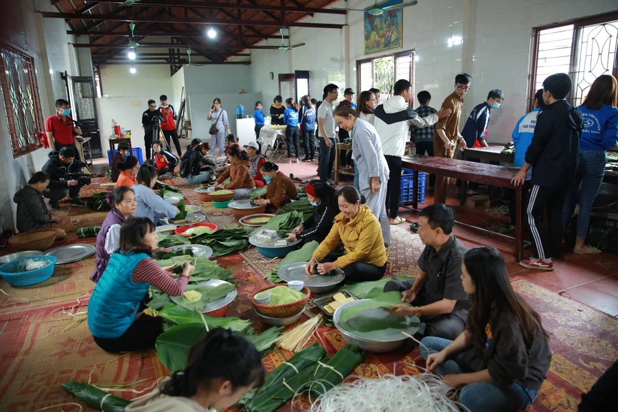 10.000 chiếc bánh chưng chay gửi vào miền Trung.