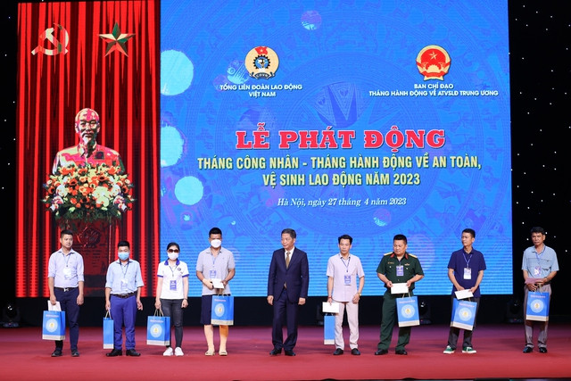 Trưởng Ban Kinh tế Trung ương Trần Tuấn Anh trao tặng phần quà cho các công nhân bị tai nạn trong lao động - Ảnh: VGP/Nhật Bắc Trưởng Ban Kinh tế Trung ương Trần Tuấn Anh trao tặng phần quà cho các công nhân bị tai nạn trong lao động - Ảnh: VGP/Nhật Bắc