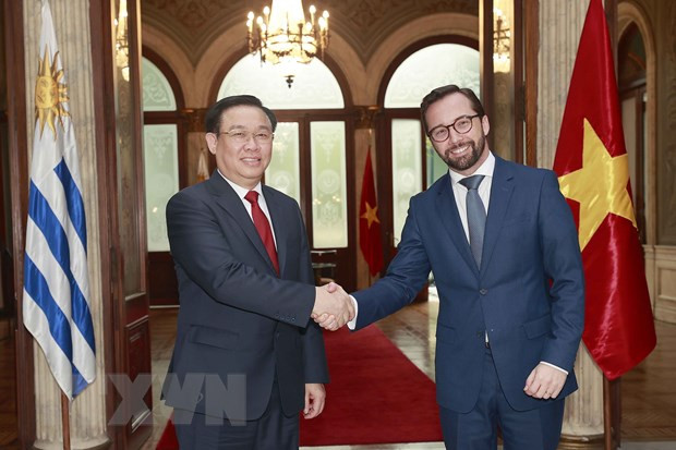 Chủ tịch Quốc hội Vương Đình Huệ và ông Nicolas Albertoni, Quyền Bộ trưởng Bộ Ngoại giao Đông Uruguay. (Ảnh: Doãn Tấn/TTXVN)