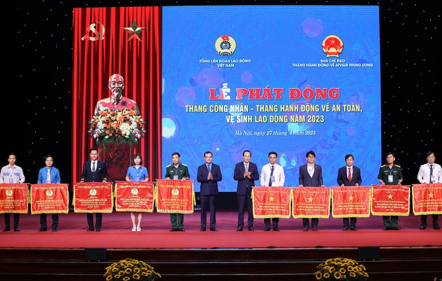 Bộ LĐTB&XH và Tổng Liên đoàn Lao động Việt Nam tặng Cờ thi đua cho các tập thể có thành tích xuất sắc trong phong trào Xanh-sạch-đẹp, bảo đảm an toàn vệ sinh lao động 2022 - Ảnh: VGP/Nhật Bắc Bộ LĐTB&XH và Tổng Liên đoàn Lao động Việt Nam tặng Cờ thi đua cho các tập thể có thành tích xuất sắc trong phong trào Xanh-sạch-đẹp, bảo đảm an toàn vệ sinh lao động 2022 - Ảnh: VGP/Nhật Bắc