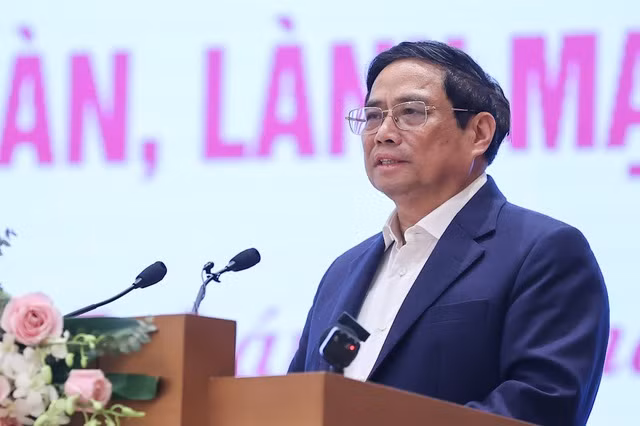 Thủ tướng nhấn mạnh mặc dù còn nhiều khó khăn nhưng "Chúng ta không hoang mang, dao động, lo sợ trước mọi khó khăn, thách thức, biến động nhưng đồng thời cũng không say sưa trước những thắng lợi, không lơ là, chủ quan khi tình hình thuận lợi hơn, không đánh mất thời cơ" - Ảnh: VGP/Nhật Bắc