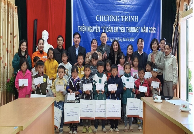 Trao quà cho các em học sinh Trường Tiểu học Nậm Khắt.