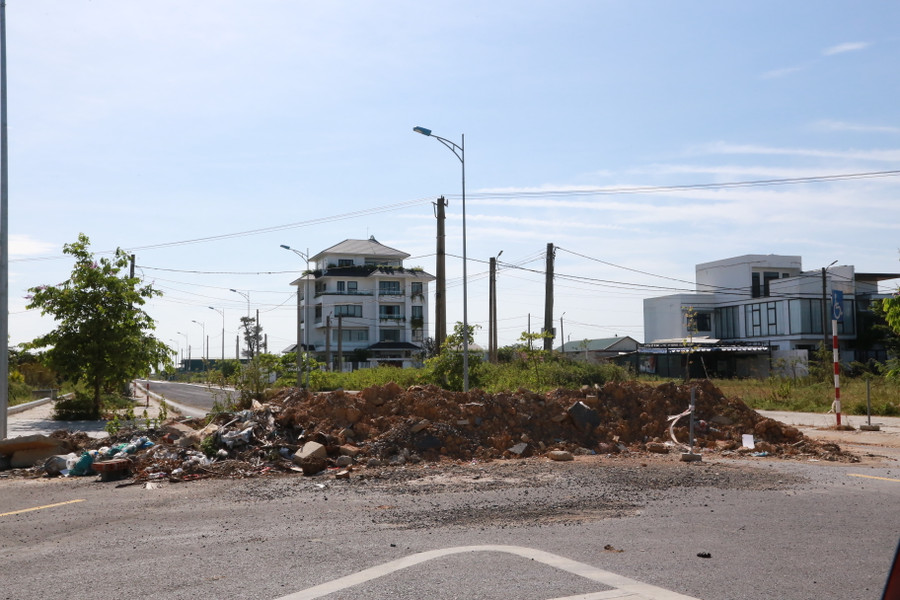 Đoạn đầu tuyến đường được đổ đất đá để ngăn các phương tiện đi vào. Đoạn đầu tuyến đường được đổ đất đá để ngăn các phương tiện đi vào.