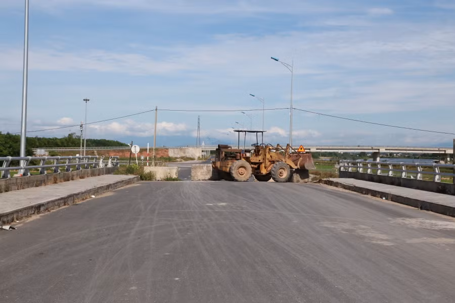 Trên tuyến đường không có sự xuất hiện của nhân công làm việc, chỉ một số máy móc nằm bất động.