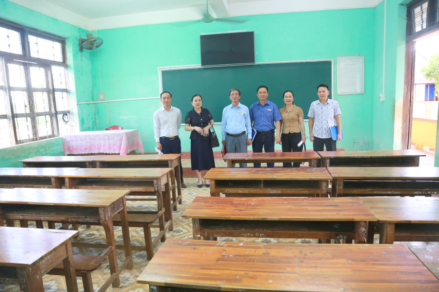 Đoàn kiểm tra cơ sở vật chất tại điểm thi THPT Cửa Tùng.