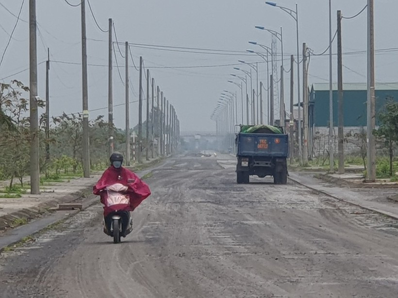 Nhà thầu bóc lớp nhựa bê tông bề mặt để khắc phục, nhưng bỏ dở dang khiến việc tham gia giao thông bị ảnh hưởng. Nhà thầu bóc lớp nhựa bê tông bề mặt để khắc phục, nhưng bỏ dở dang khiến việc tham gia giao thông bị ảnh hưởng.