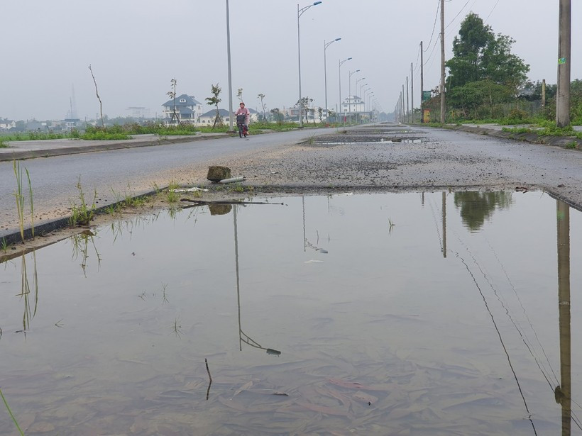 Tại những điểm đơn vị thi công bóc lớp bê tông nhựa mặt đường bị đọng nước, gây nguy hiểm. Tại những điểm đơn vị thi công bóc lớp bê tông nhựa mặt đường bị đọng nước, gây nguy hiểm.