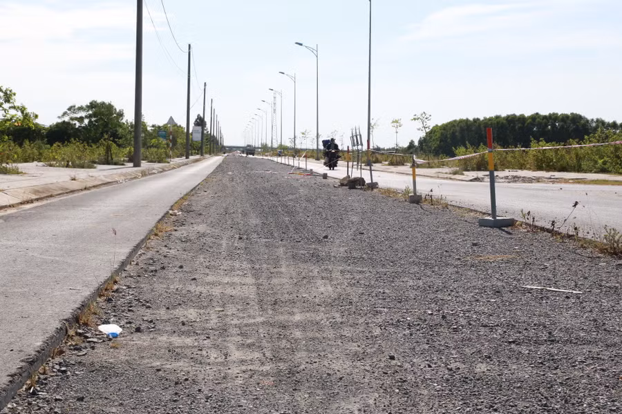 Mặt đường bị cào nham nhở nhưng nhà thầu có dấu hiệu "chây ì" khắc phục.