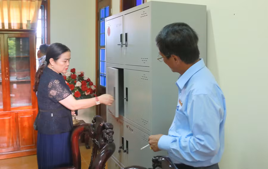 TS Lê Thị Hương lưu ý, trường chú trọng bố trí tủ đựng đề thi, bài thi.