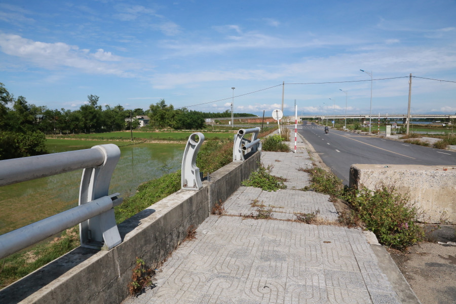 Một bộ phận lan can cầu trên tuyến bị hư hỏng. Một bộ phận lan can cầu trên tuyến bị hư hỏng.