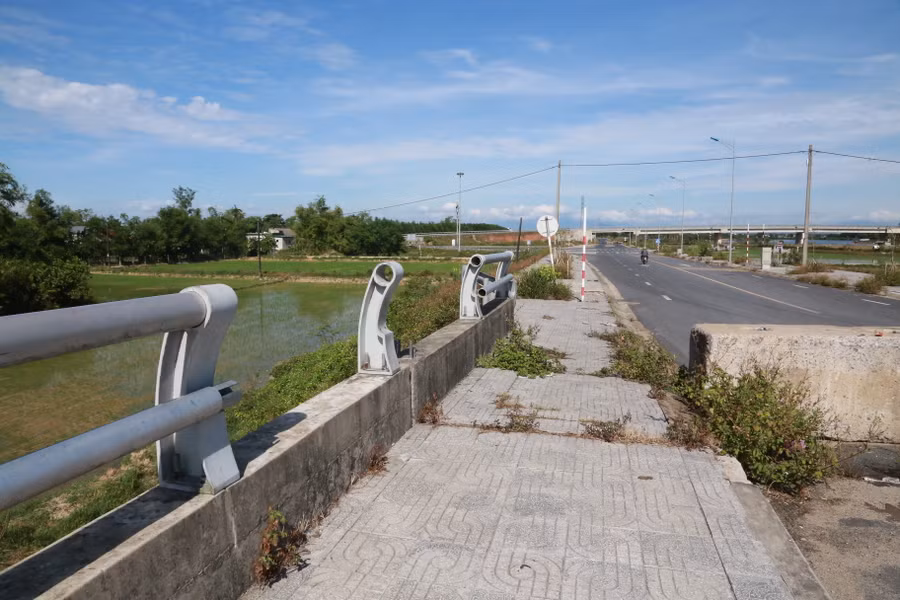 Một bộ phận lan can cầu trên tuyến bị hư hỏng.