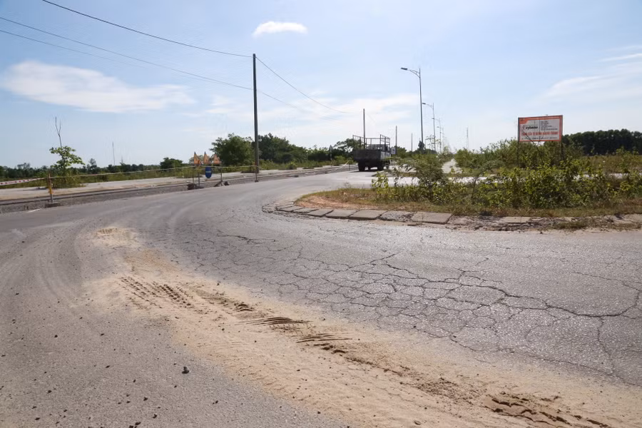 Dấu hiệu nứt nẻ xuất hiện trên mặt đường.
