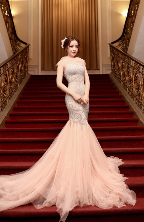 Chi Pu biến hóa đa phong cách với thời trang sự kiện - Ảnh 3 Chi Pu bien hoa da phong cach voi thoi trang su kien - Anh 3