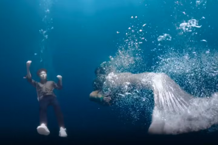 Không chỉ Shim Chung tò mò về cuộc sống loài người, mọt phim cũng vô cùng hiếu kỳ về thân phận của nàng