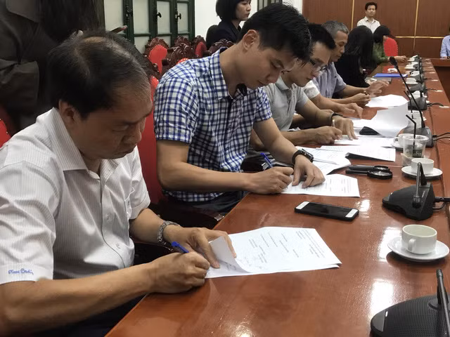 Ký biên bản sau khi kết thúc buổi mở gói thầu tài chính