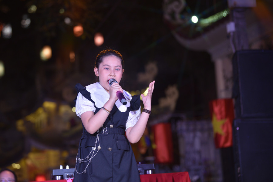 Bên cạnh đó là những ca khúc nhạc trẻ nước ngoài mang giai điệu hiện đại, hồn nhiên của các bạn trẻ yêu ca hát như: Simply the best; Fantastic baby… Bên cạnh đó là những ca khúc nhạc trẻ nước ngoài mang giai điệu hiện đại, hồn nhiên của các bạn trẻ yêu ca hát như: Simply the best; Fantastic baby…
