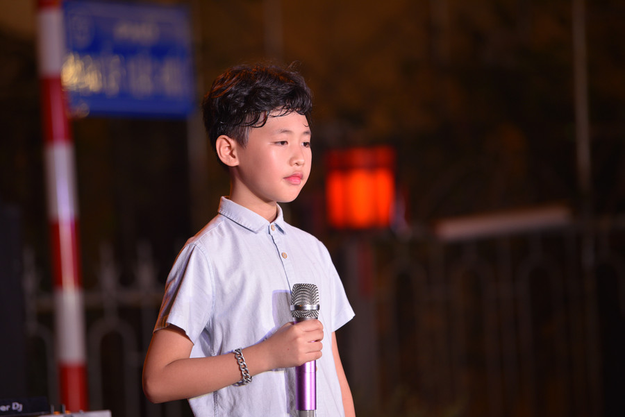 Tiết mục biểu diễn đặc biệt của những ca sĩ nhí gồm những bài hát tôn vinh truyền thống dân tộc Việt Nam, ca ngợi đất nước Việt Nam như: Ngọn cờ lau; Xin chào Việt Nam, Bay qua biển Đông, Tôi yêu, Con cò…… Tiết mục biểu diễn đặc biệt của những ca sĩ nhí gồm những bài hát tôn vinh truyền thống dân tộc Việt Nam, ca ngợi đất nước Việt Nam như: Ngọn cờ lau; Xin chào Việt Nam, Bay qua biển Đông, Tôi yêu, Con cò……