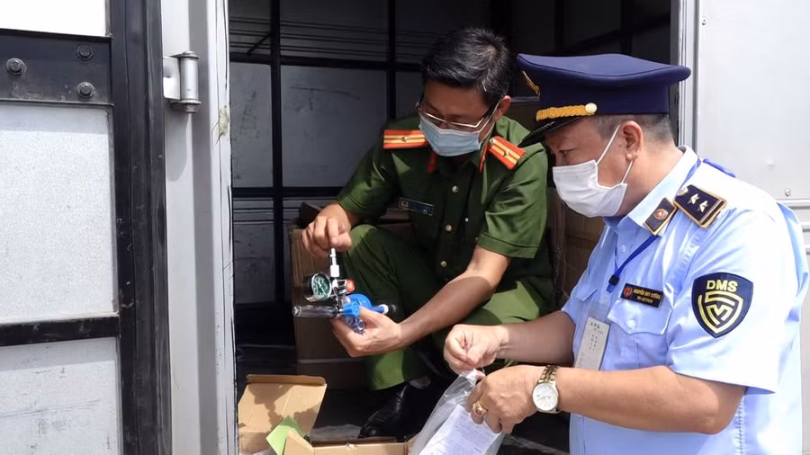 Lực lượng liên ngành đã tiến hành kiểm tra và phát hiện số lượng lớn van máy thở không rõ nguồn gốc.