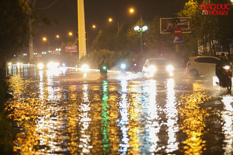 Đường Tố Hữu có nhiều điểm nước ngập sâu khoảng 40-60cm, các phương tiện phải đi sát trái đường