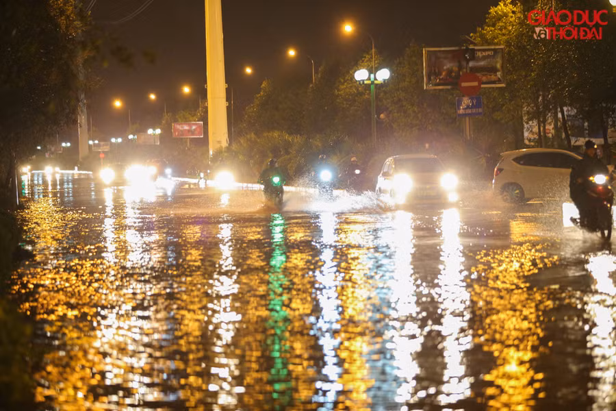 Đường Tố Hữu có nhiều điểm nước ngập sâu khoảng 40-60cm, các phương tiện phải đi sát trái đường