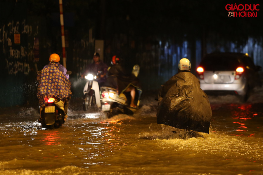 Các phương tiện rất khó khăn trong việc di chuyển qua tuyến đường này