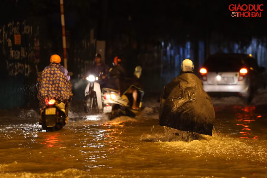 Các phương tiện rất khó khăn trong việc di chuyển qua tuyến đường này