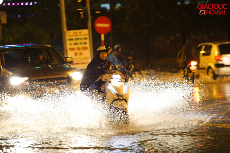 Phương tiện phải lội qua nhiều đoạn ngập trên đường