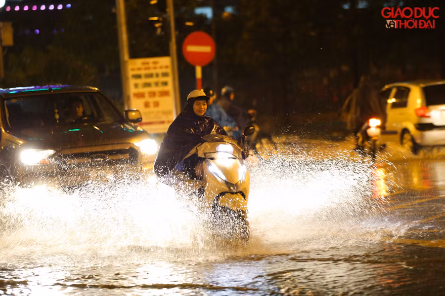 Phương tiện phải lội qua nhiều đoạn ngập trên đường