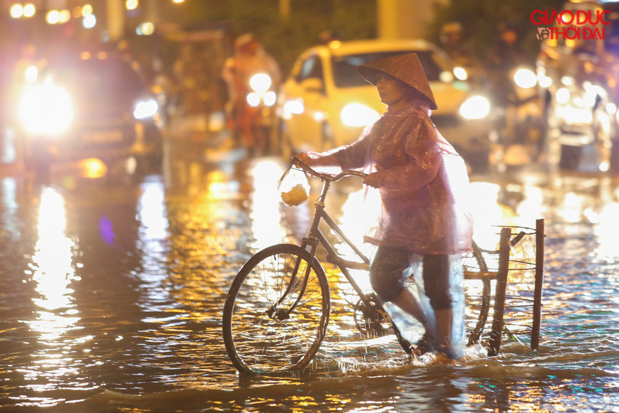 Nước ngập sâu khoảng 50-60cm tại ngã tư Lương Thế Vinh- Tố Hữu