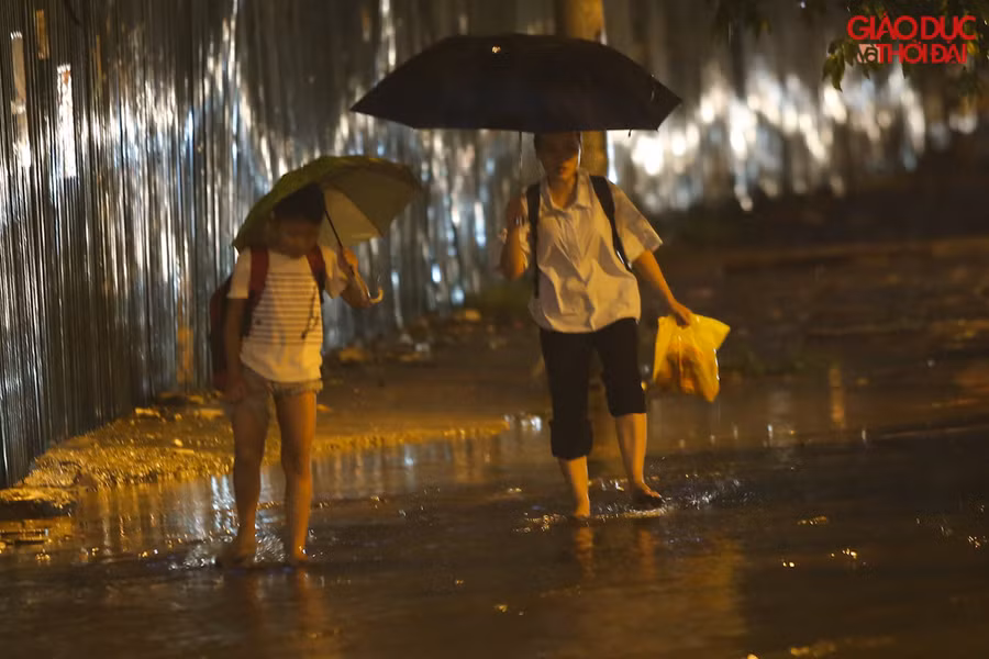 Nhiều người lựa chọn phương án để xe tại điểm cao và đi bộ về nhà